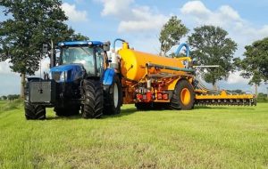 Mest uitrijden met New Holland en Veenhuis