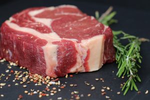 Rundvlees goedkoper in de supermarkt, af boerderij duurder