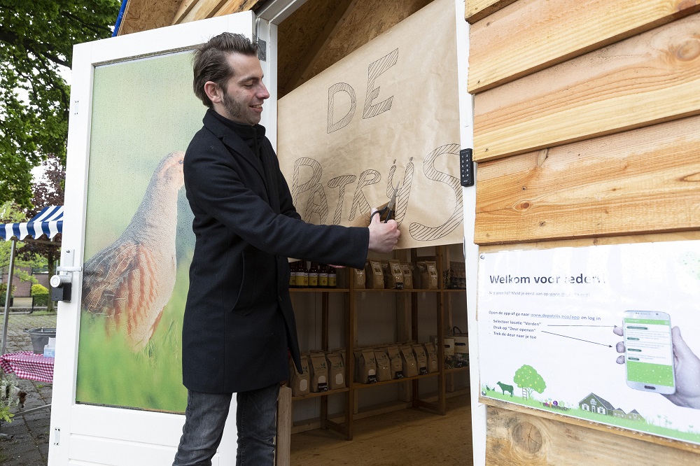 Burgerboerderij De Patrijs opent verslokaal in Vorden. Wethouder Paul Hofman opende het verslokaal van Burgerboerderij De Patrijs in Vorden. 