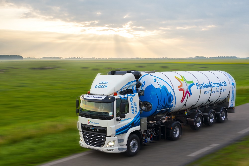 FrieslandCampina neemt eerste melkwagen op waterstof in gebruik