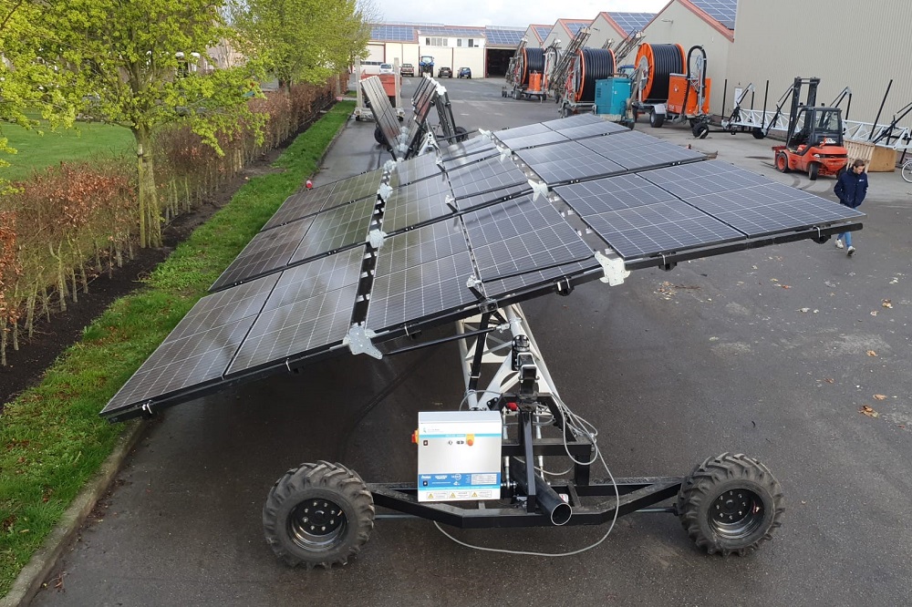Minister Staghouwer opent eerste rijdende zonnepark ter wereld