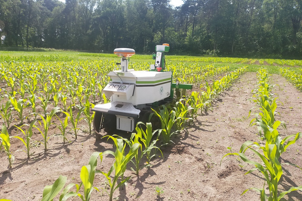 Nieuwe landbouwrobot voor mechanisch onkruid wieden te zien