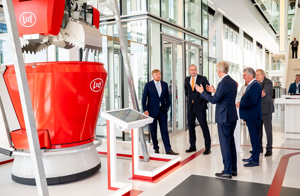 Koning Willem Alexander opent vernieuwde Lely Campus in Maassluis 