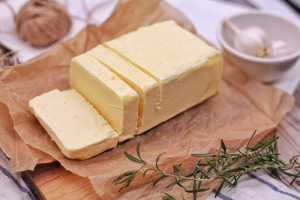 Noteringen van verse boter en mager melkpoeder food in de plus