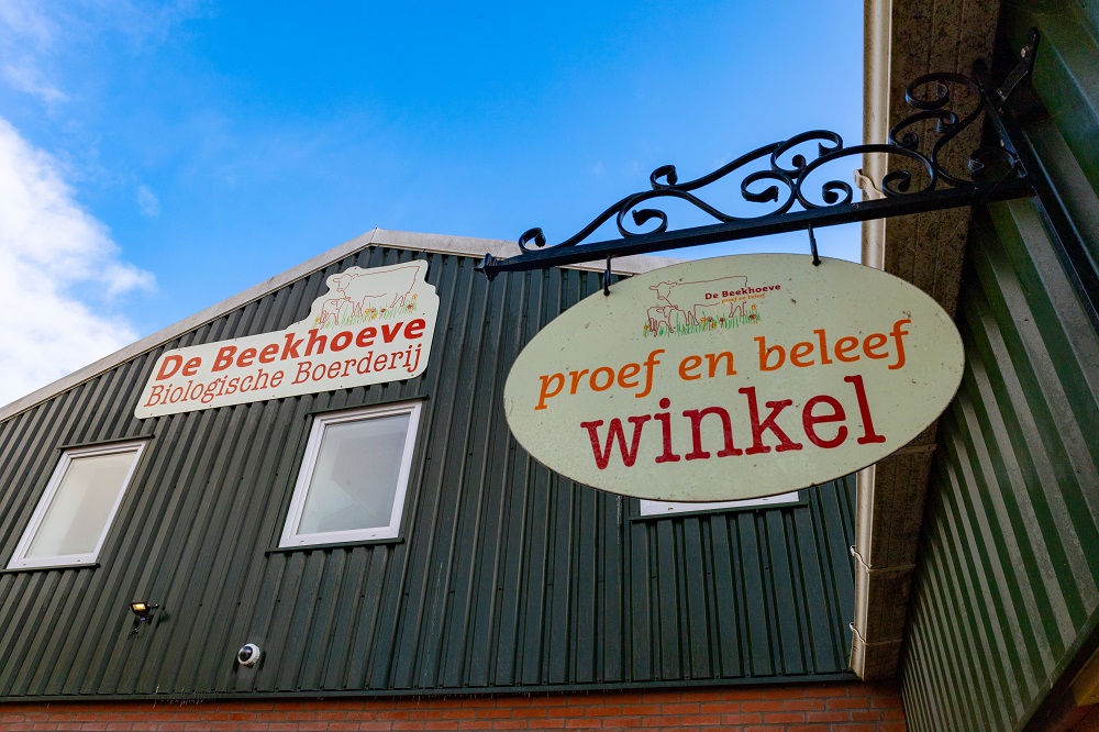 In de winkel aan huis worden producten van het eigen bedrijf verkocht. - De Beekhoeve