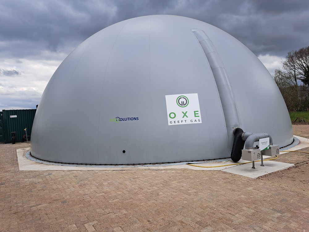 Deze ‘ballon’ achter de stal van melkveehouder Lennard Lamberts fungeert als buffer en tussenopslag van het biogas van alle vijf bedrijven.
