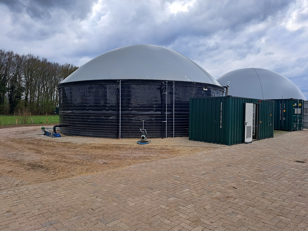 De installatie op het bedrijf van Lennard Lamberts. Op de voorgrond de monomestvergister van Lamberts zelf, op de achtergrond de gezamenlijke buffer.