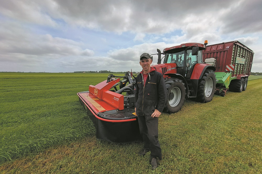 Melkveebedrijf x Kverneland - Vicon frontmaaier levert strak werk: Gras ligt voor het oprapen