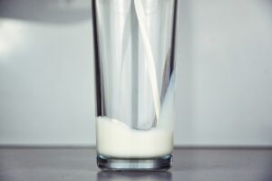 Scherpe daling melkprijs af boerderij in maart