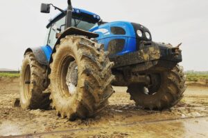 Het is weer oogsttijd: de regels rondom modder op de weg