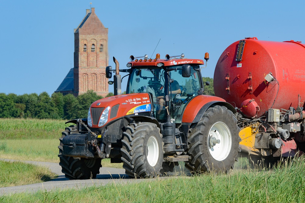 Gerrit Douwe de Vries laat zelfs New Holland-urenvreter in Fiat-kleur overspuiten