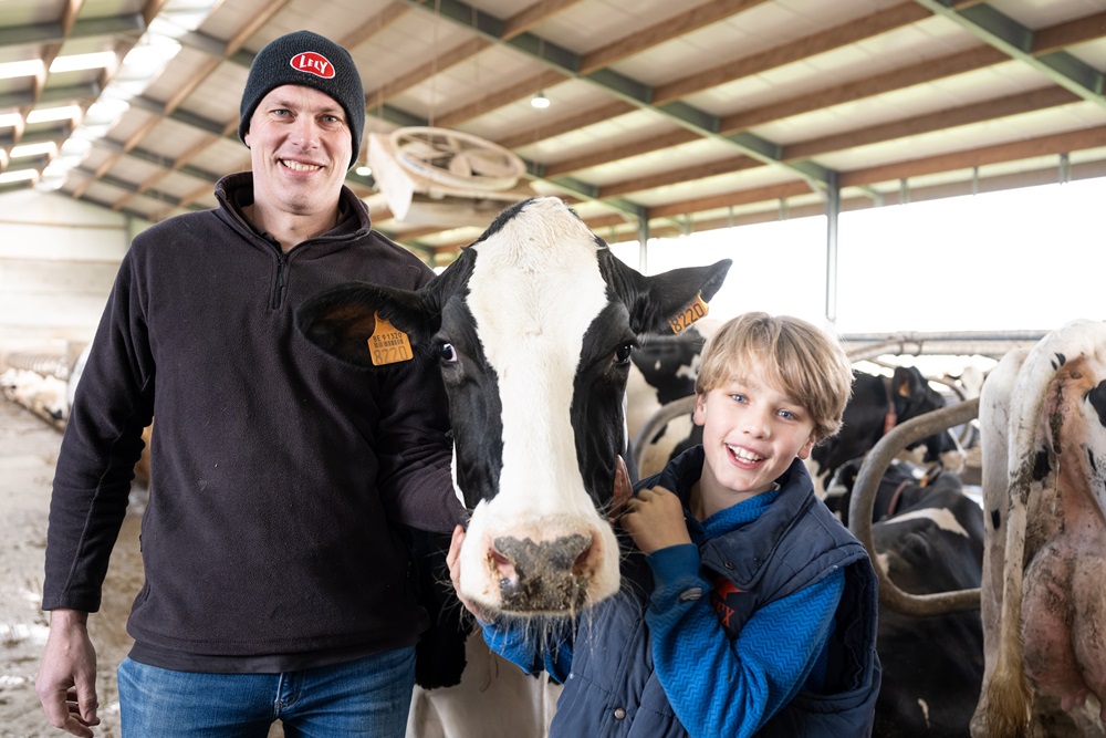 Ons doel ligt op 3 kilogram vet en eiwit per koe per dag en dat realiseren Lely België, fam. Geerardyn, Kemmel - Frederik, Stéphanie & Lars