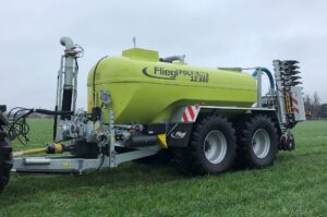 “Drijfmesttank op grasland tijdens bovengronds uitrijden van runderdrijfmest”