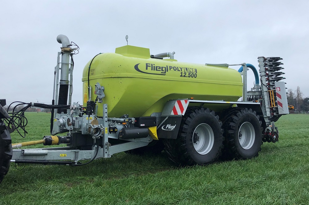 “Drijfmesttank op grasland tijdens bovengronds uitrijden van runderdrijfmest”