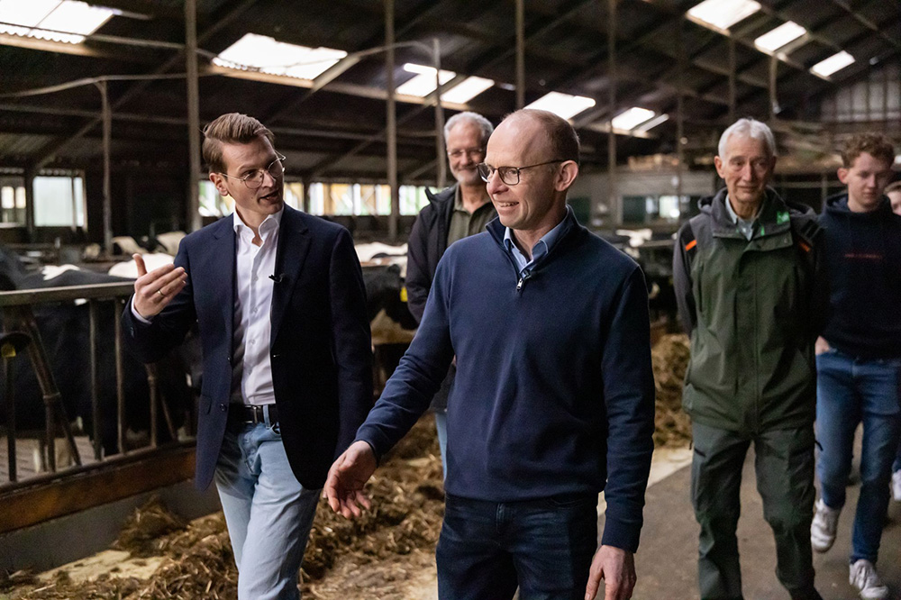 Eerste werkbezoek nieuwe minister van LVVN bij Gezino Engberts in Markelo