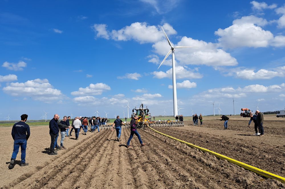 Op het bouwland van de familie Assies gaf een Tjalma-strokenbemester een demonstratie emissiearm bemesten