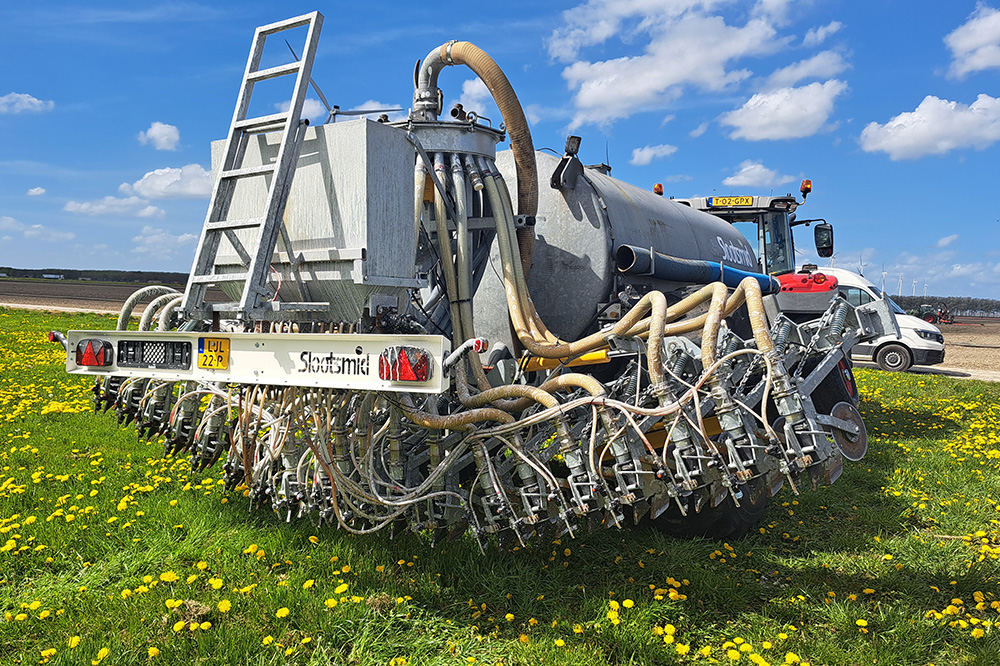 Slootsmid presenteert nieuwe emissie-arme techniek: sleufafdekking met krijtsuspensie