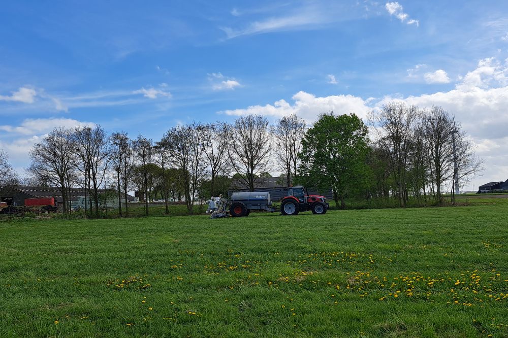 Tijdens de demomiddag presenteerde Slootsmid een nieuwe manier van emissie-arm bemesten: een zodebemester met krijtafdekking op de sleuf. 