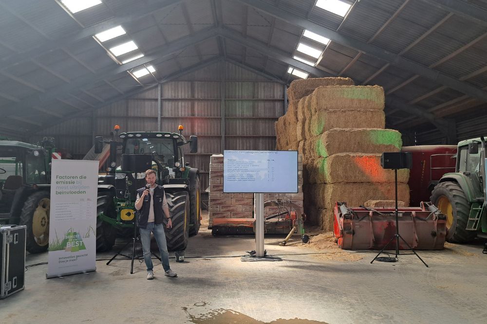 Bemest op z’n Best draait om het beperken van ammoniakemissie bij het uitrijden van mest. Dat is niet alleen gunstig voor het milieu, het zorgt ook voor een betere benutting van stikstof. Toch begint emissiearm werken volgens Stefan van ’t Ooster, bedrijfsbegeleider bij Netwerk Praktijkbedrijven, al veel eerder: in het rantsoen en de kwaliteit van het ruwvoer.