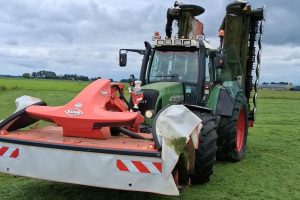 Fendt 818 Vario TMS in actie met Kuhn triple-maaicombinatie