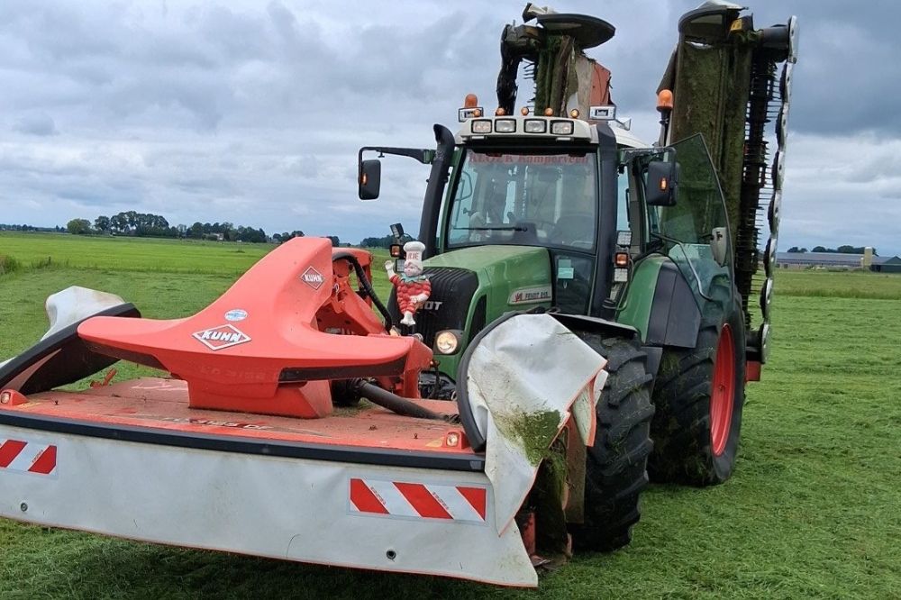 Fendt 818 Vario TMS in actie met Kuhn triple-maaicombinatie