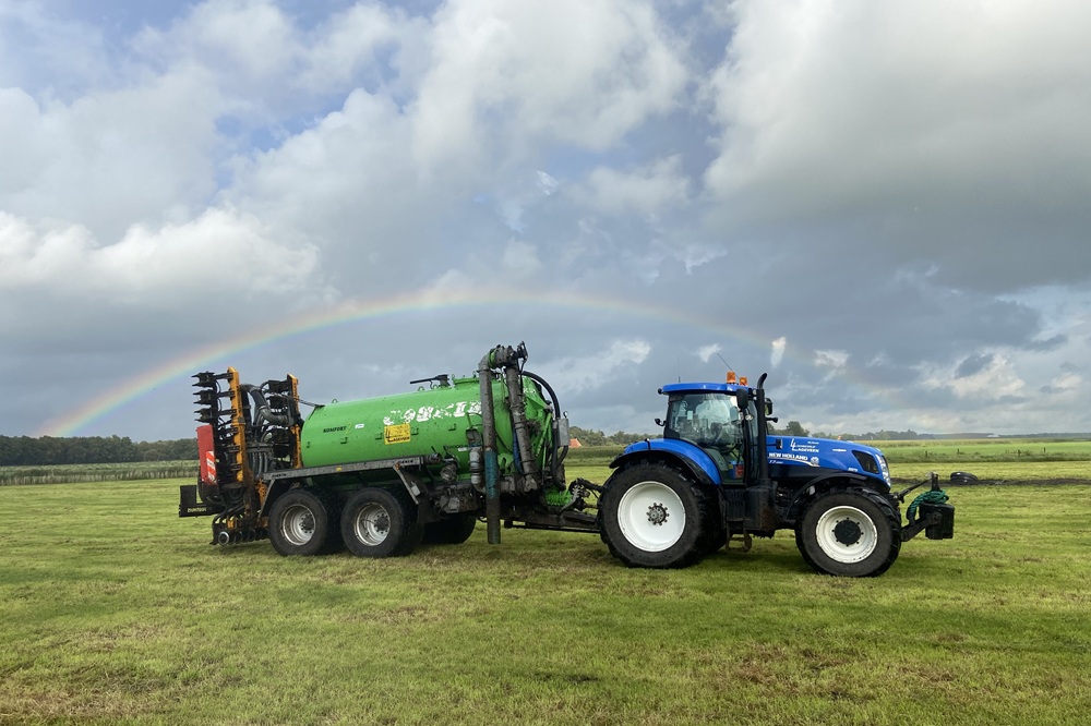 1000 NL Lukas Minkema - New Holland T7.250 met een Joskin 12 M3 mesttank [loonwerk]